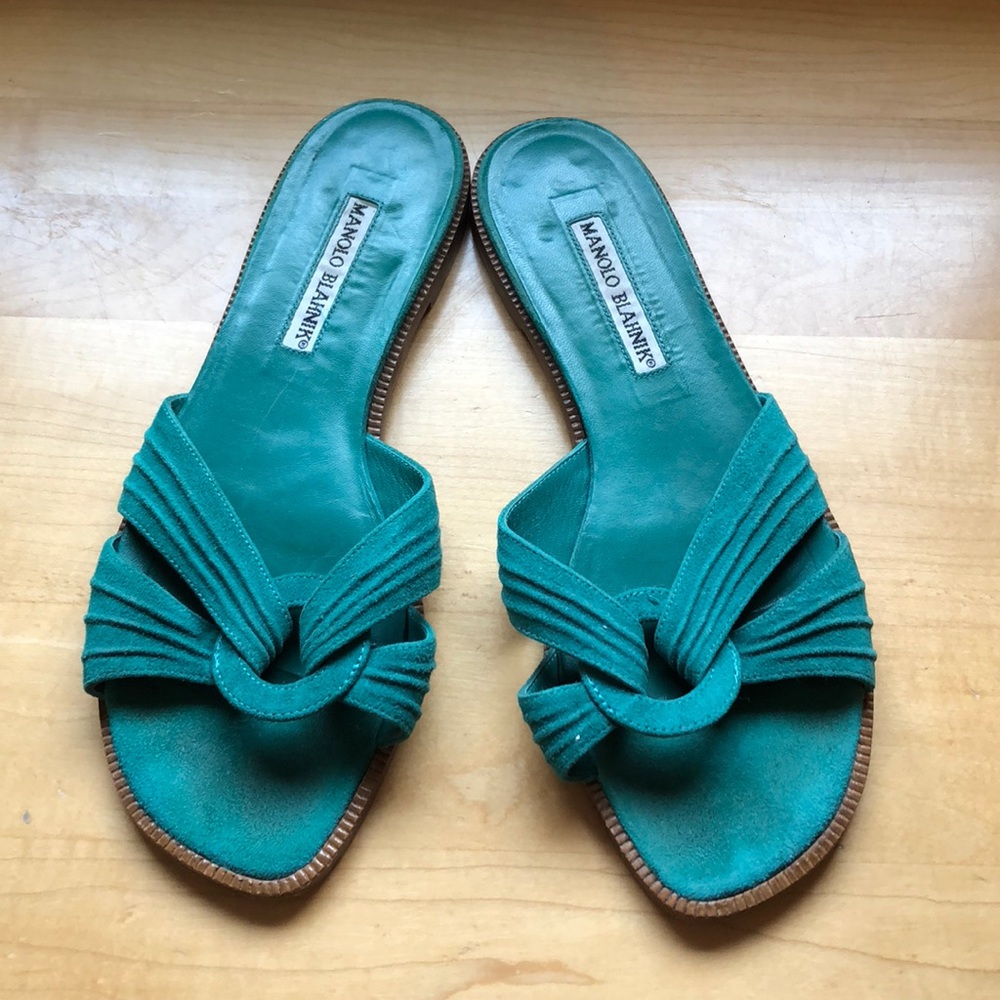 Manola blahnik green suede flat sandals